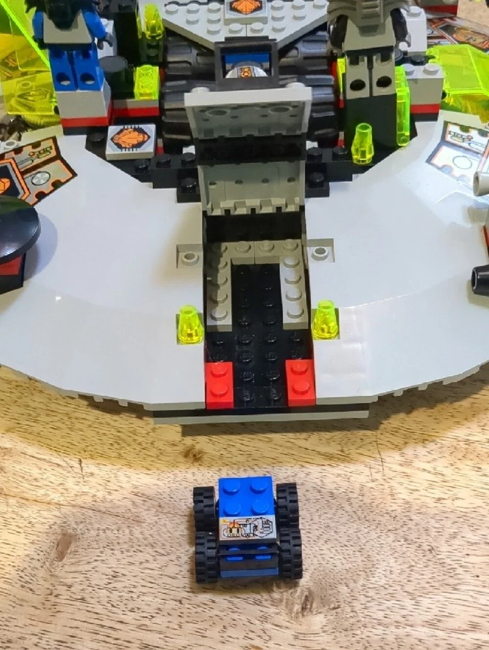 Lego 6575-1 Alien Avenger - Complete + Extra Minifig - Gray and Neon - RARE